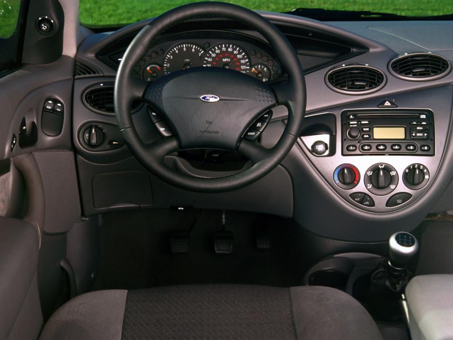 Ford Focus ZX3 1999 года  (фото 13 из 23)
